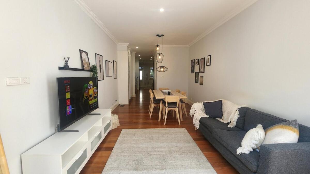 Spacious Glebe Luxe House 2br, 2ba, Free Lockable Parking And Entertainer's Kitchen Holiday home Sydney