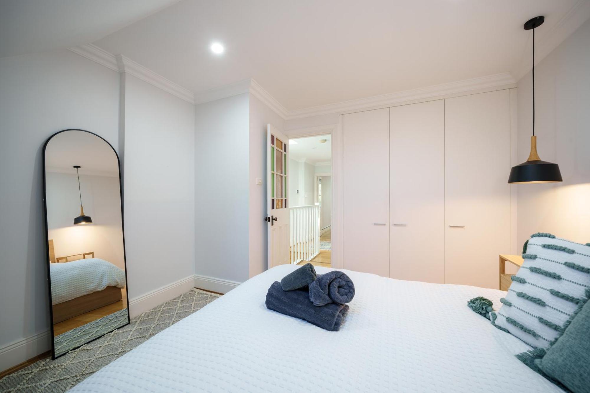 Spacious Glebe Luxe House 2br, 2ba, Free Lockable Parking And Entertainer's Kitchen Holiday home